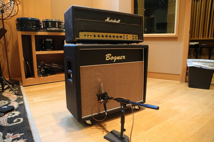 R-121 positioned close to the grille cloth of a guitar amp