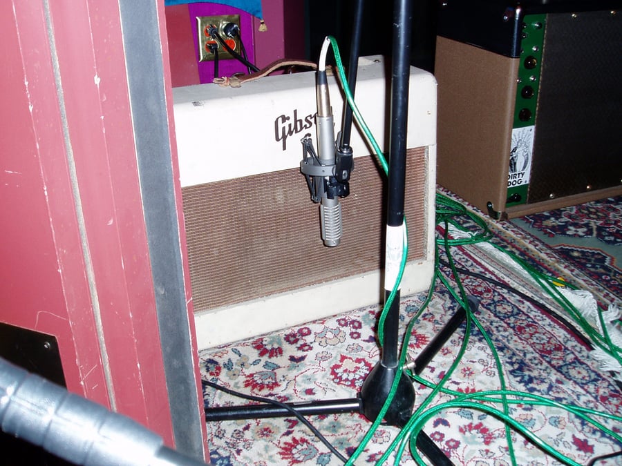 R-121 on a guitar amp at a Melissa Etheridge session