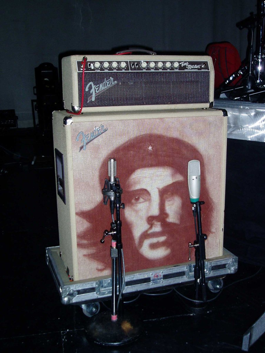 R-121 and a condenser mic on a Mana guitar cabinet, live