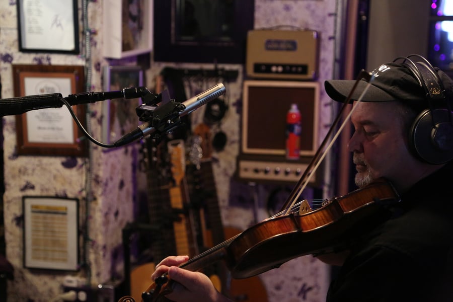 An R-122 MKII ribbon mic on fiddle, second view