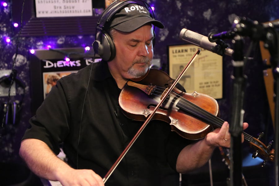 An R-10 ribbon mic positioned on a fiddle