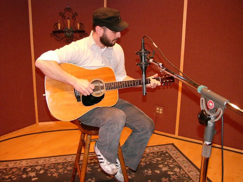 SF-series ribbon mic on acoustic guitar, alternate view