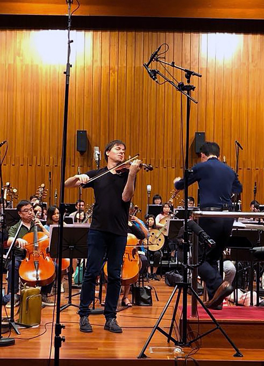Violinist Joshua Bell recording with a Royer SF-2 and a DPA microphone above his violin