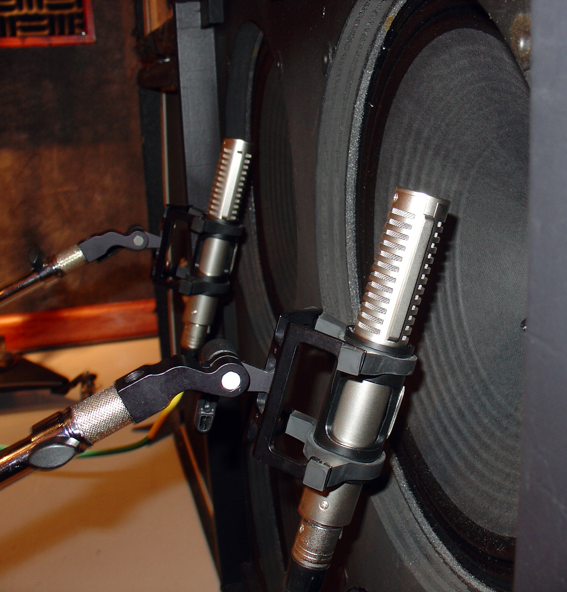 Two Royer R-121 ribbon microphones on a guitar cabinet