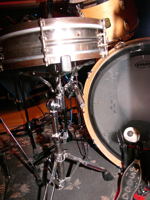 R-series ribbon mic placed underneath the snare drum in Dusty Wakeman’s setup