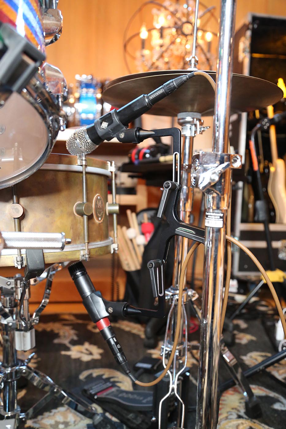 FlexBar holding two microphones on the top and bottom of a snare drum